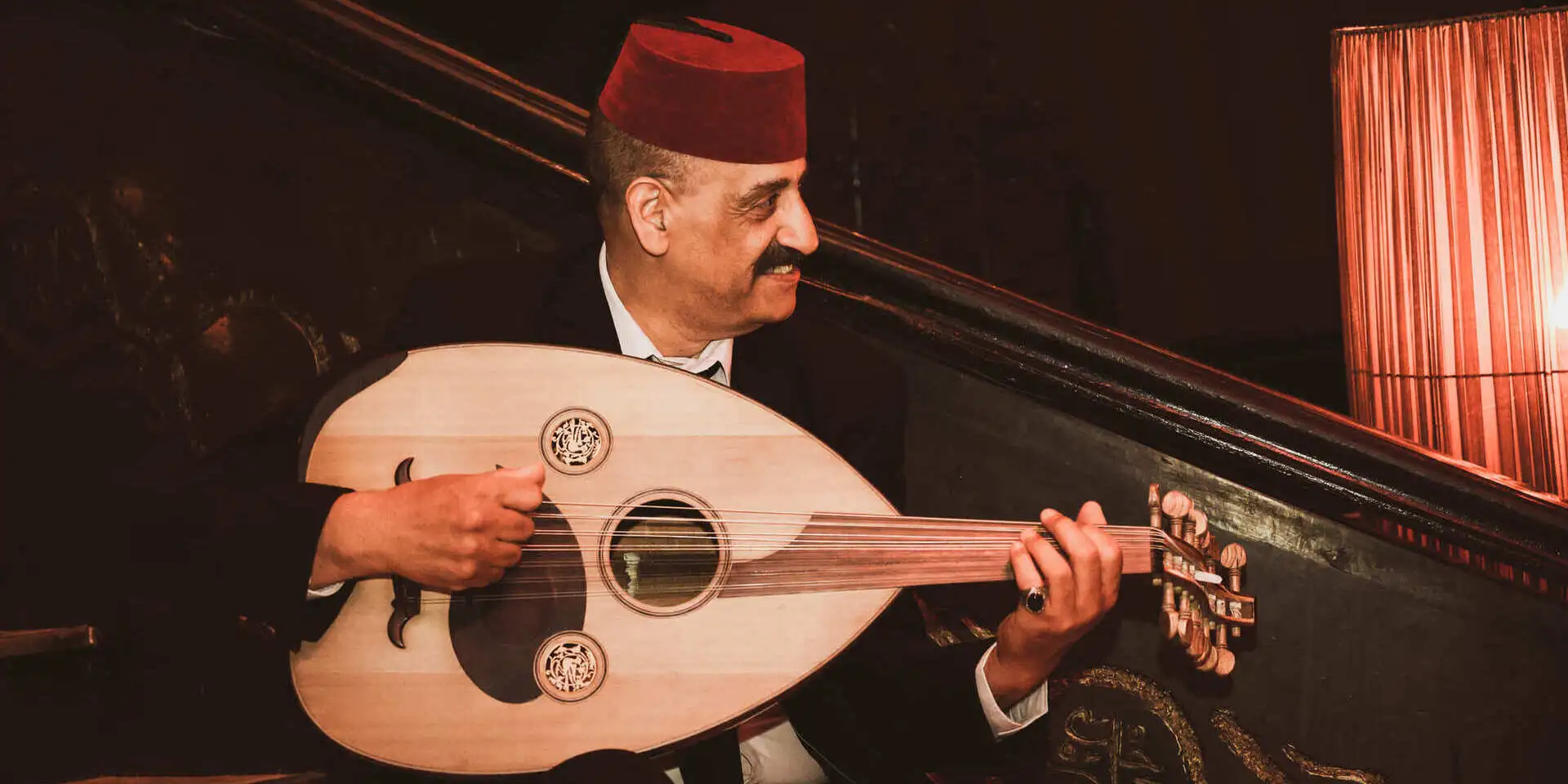 Musicien à l'oud au Comptoir Darna, restaurant marocain à Marrakech