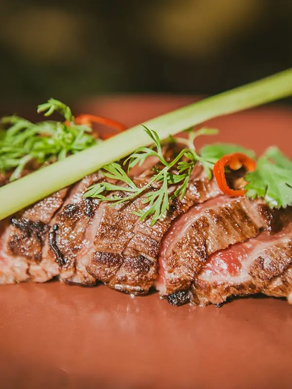 Bœuf mariné saisi, tranché fin, herbes fraîches