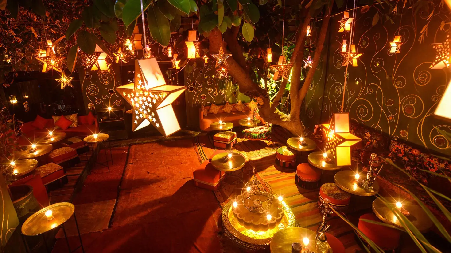Terrasse extérieure du Comptoir Darna sous les étoiles, Marrakech