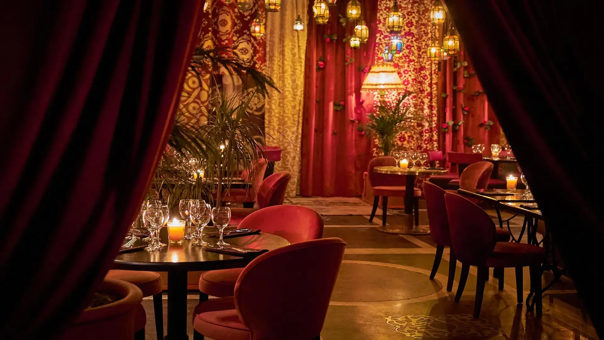 Patio du Comptoir Darna aux tentures de velours, Hivernage Marrakech