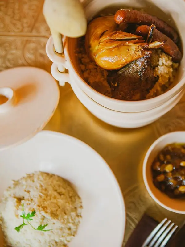 Couscous royal, semoule roulée main et viandes confites