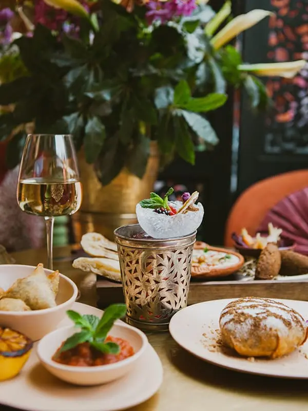 Assortiment de mezze et petites entrées servi à table